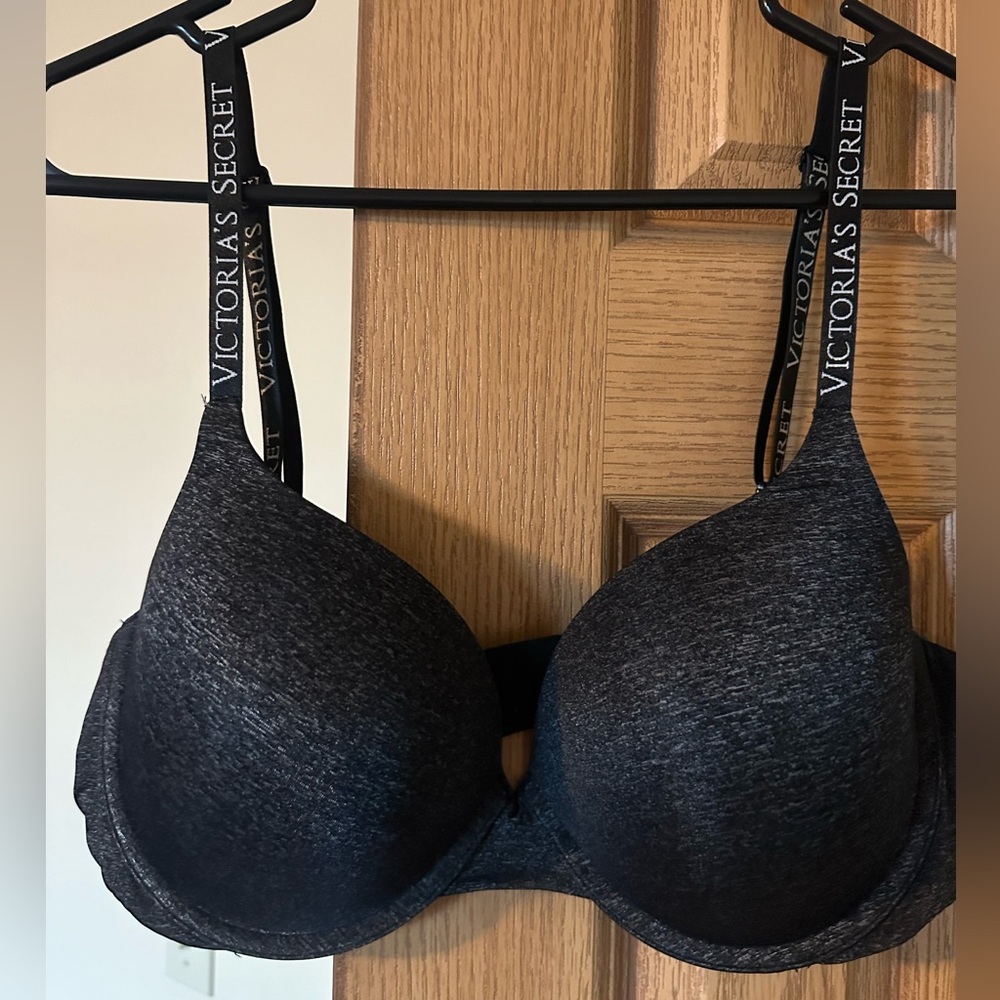 Women’s euc Victoria’s Secret bra 38C